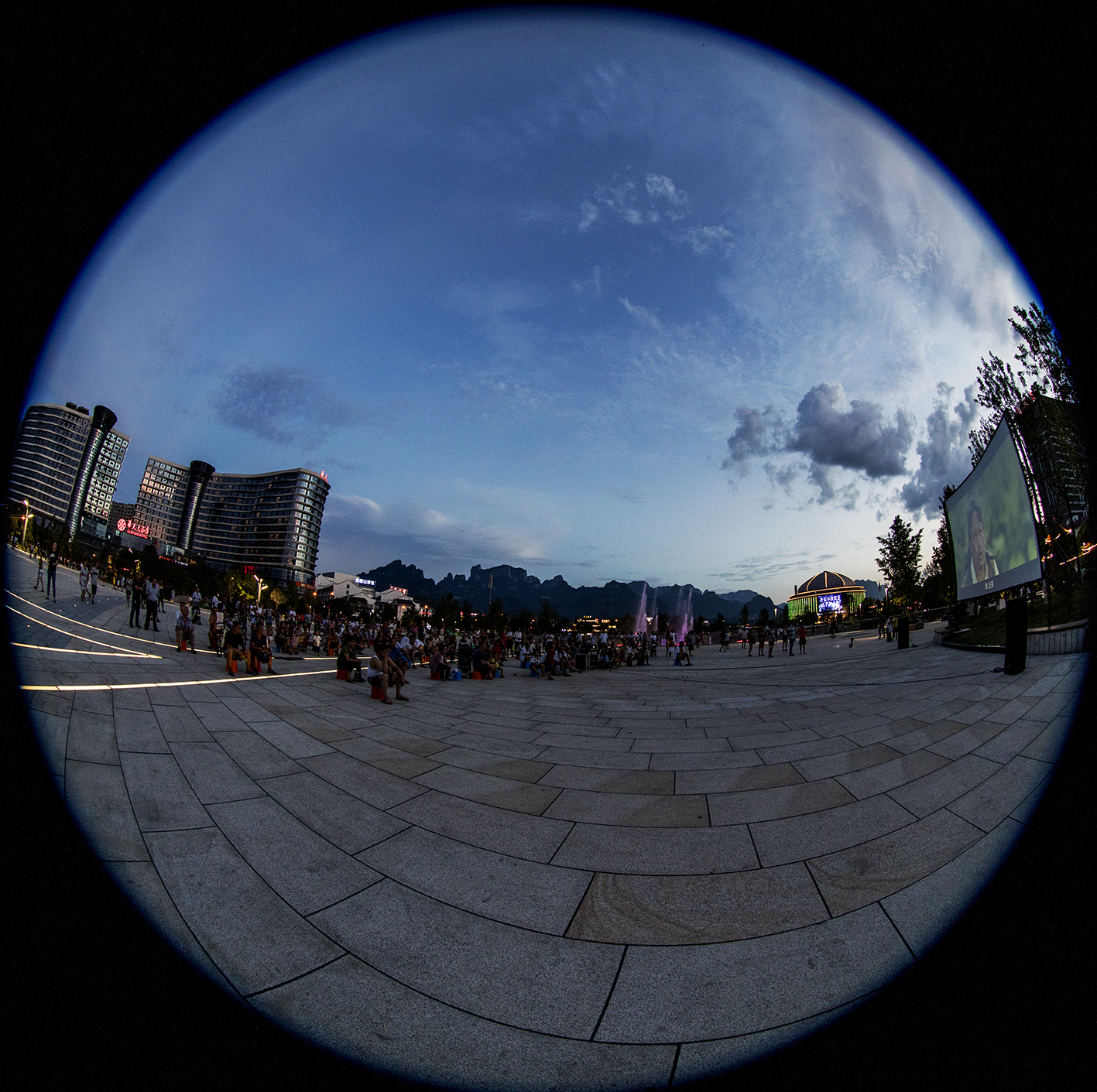 休闲广场一瞥