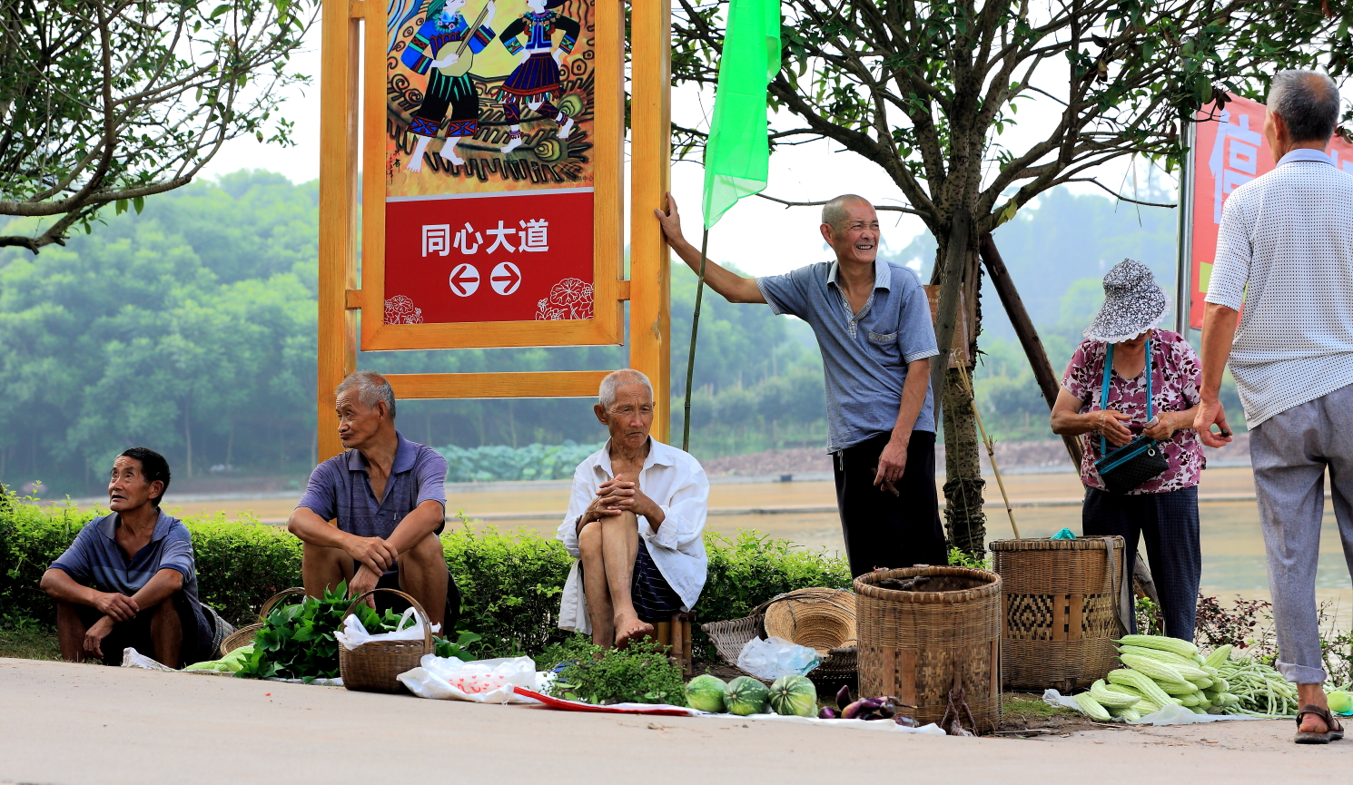 守候路边菜摊的菜农