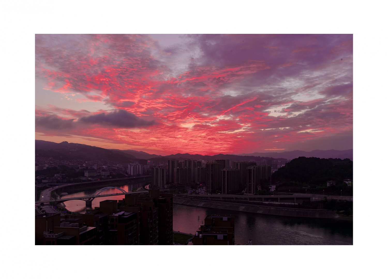 今早大庸桥霞光