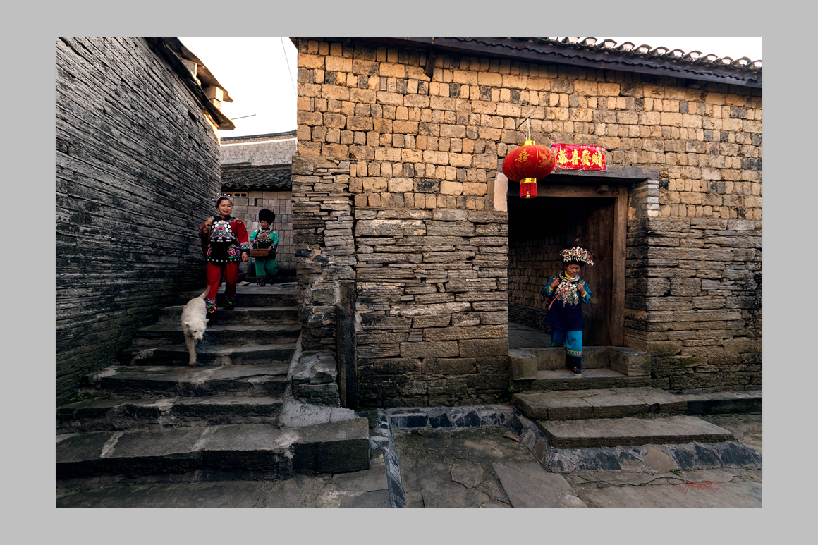 老洞苗寨的女人