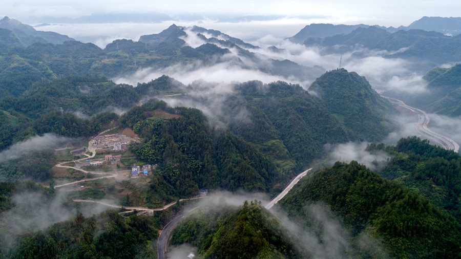 穿山而过的武陵山大道