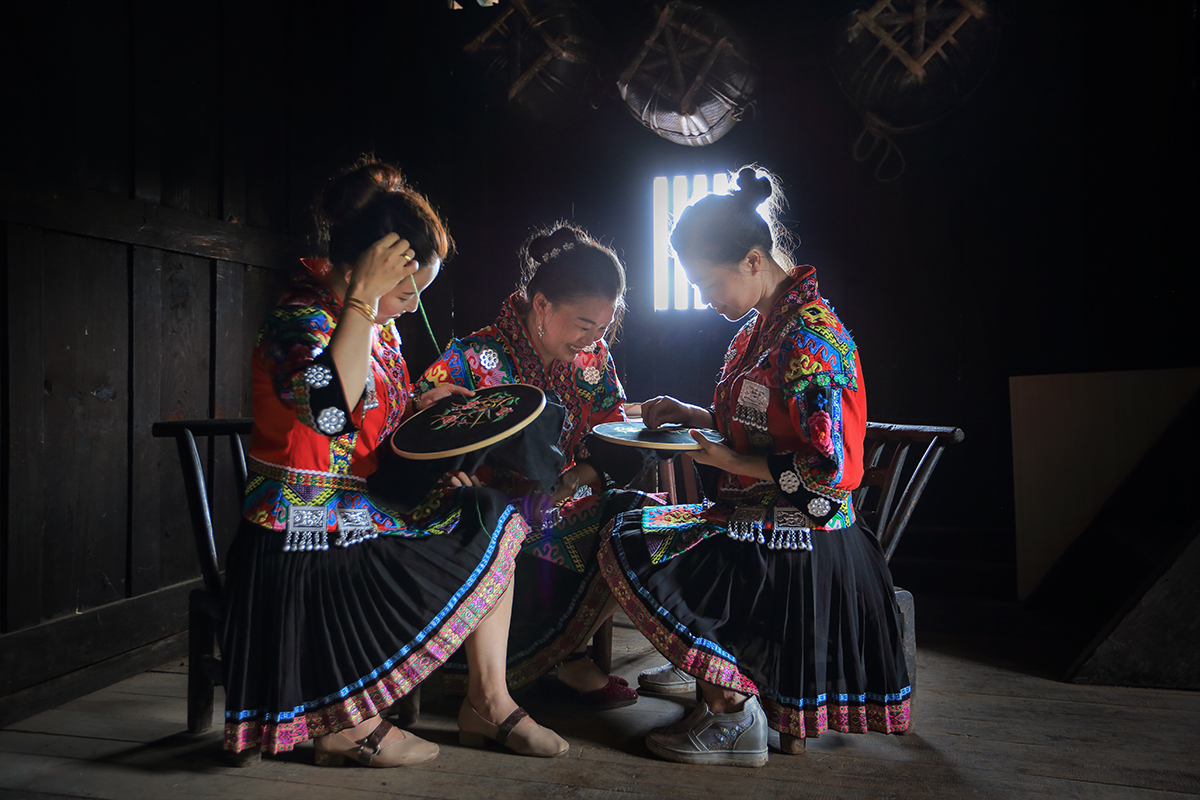 土家绣女