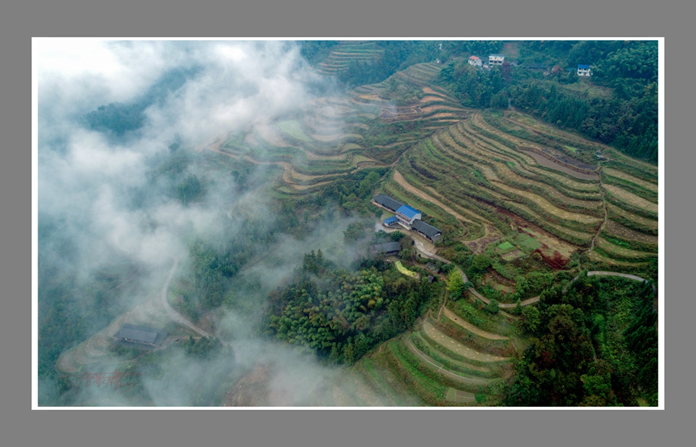 俯瞰堡子界梯田