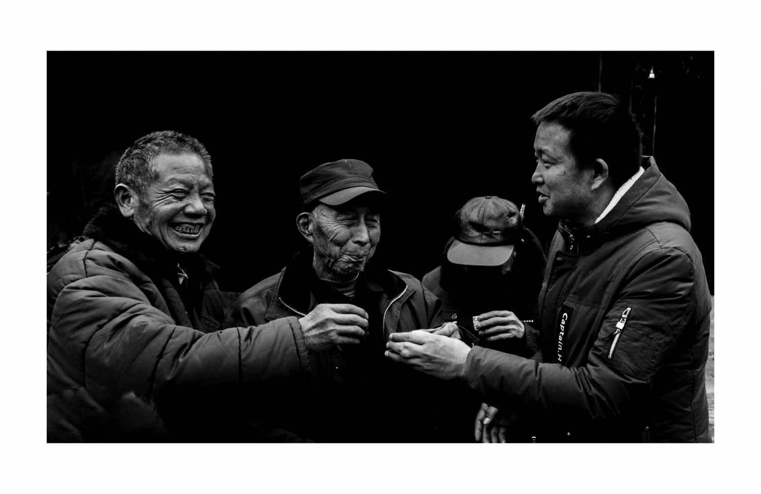 村领导来敬酒