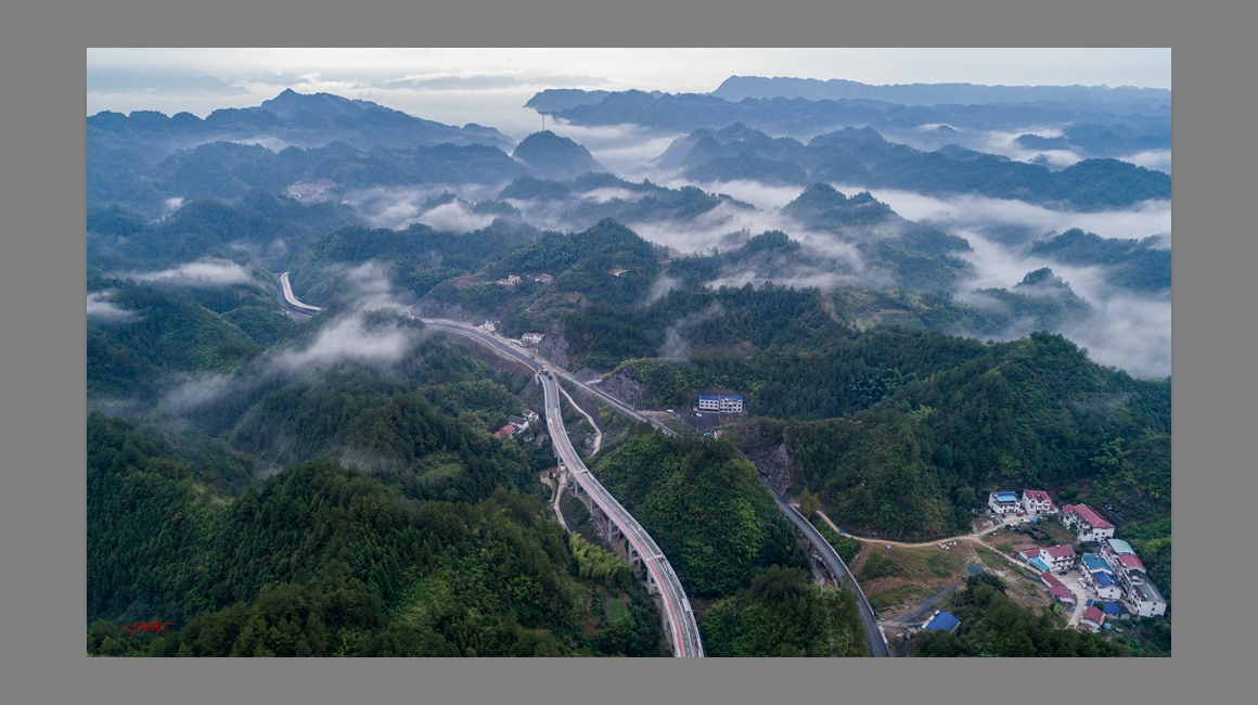 穿越在山峦之间的武陵大道
