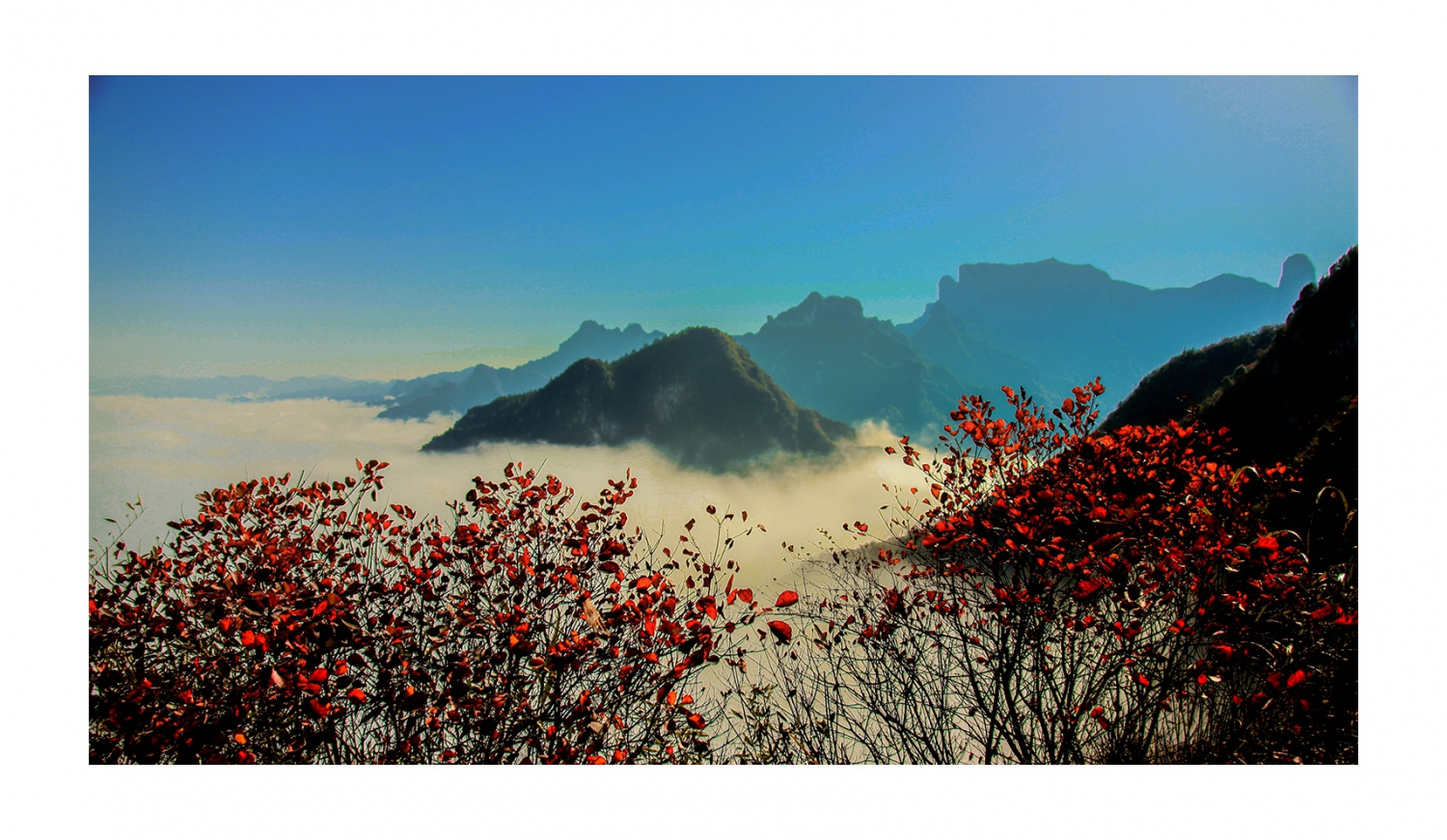 崇山雾景