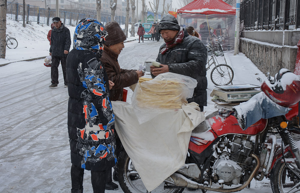雪中集市掠影