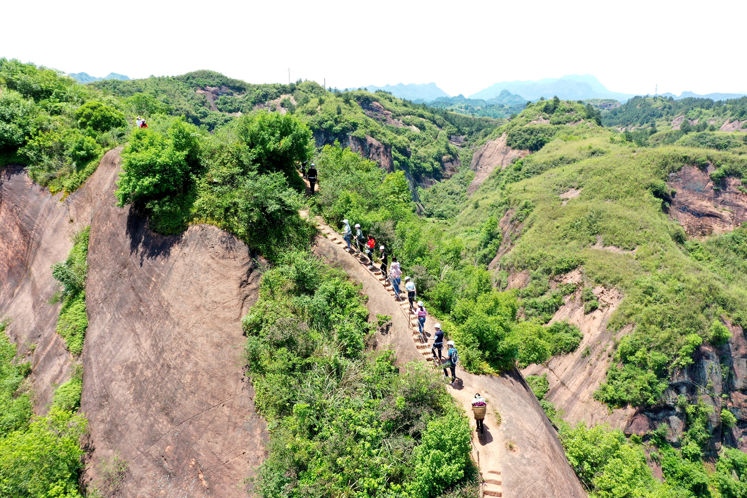 攀登红岩岭