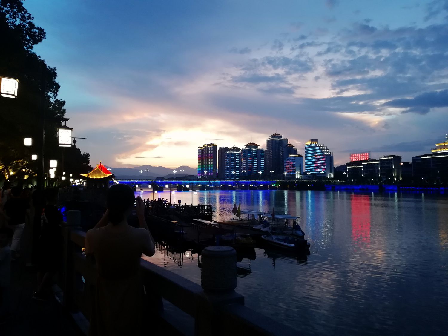 铁城夜色