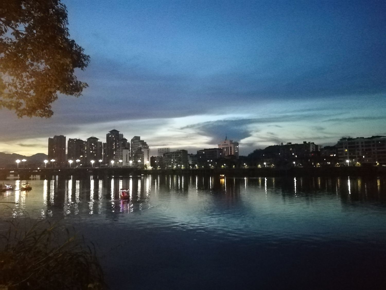 铁城夜色