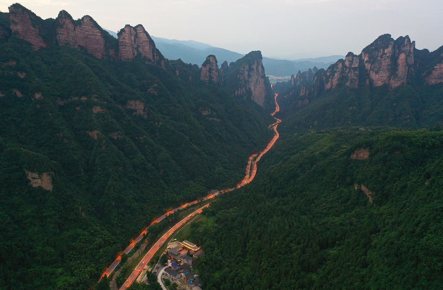 金龙出山