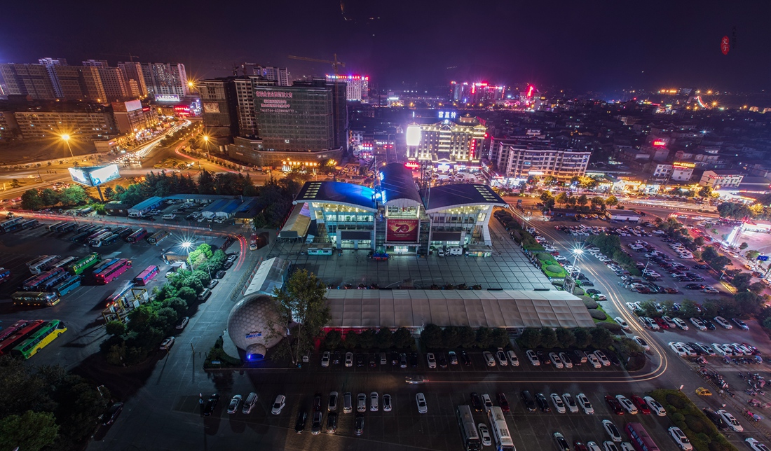 天门山索道站夜景