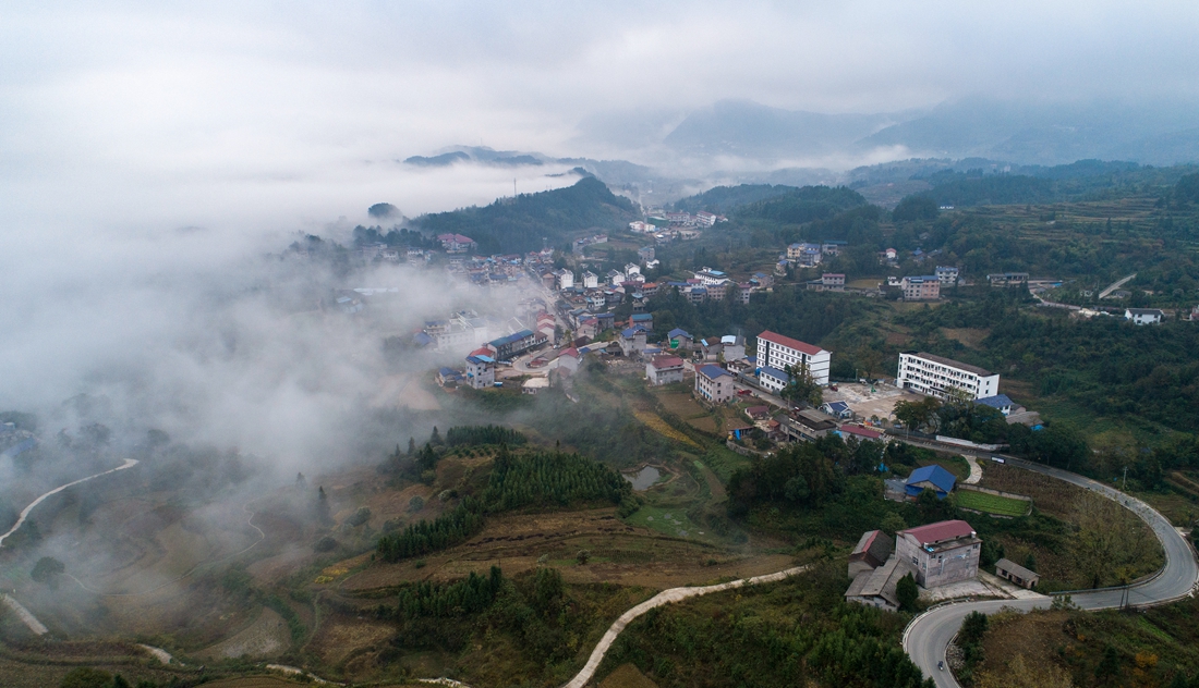 云雾缭绕的乡镇