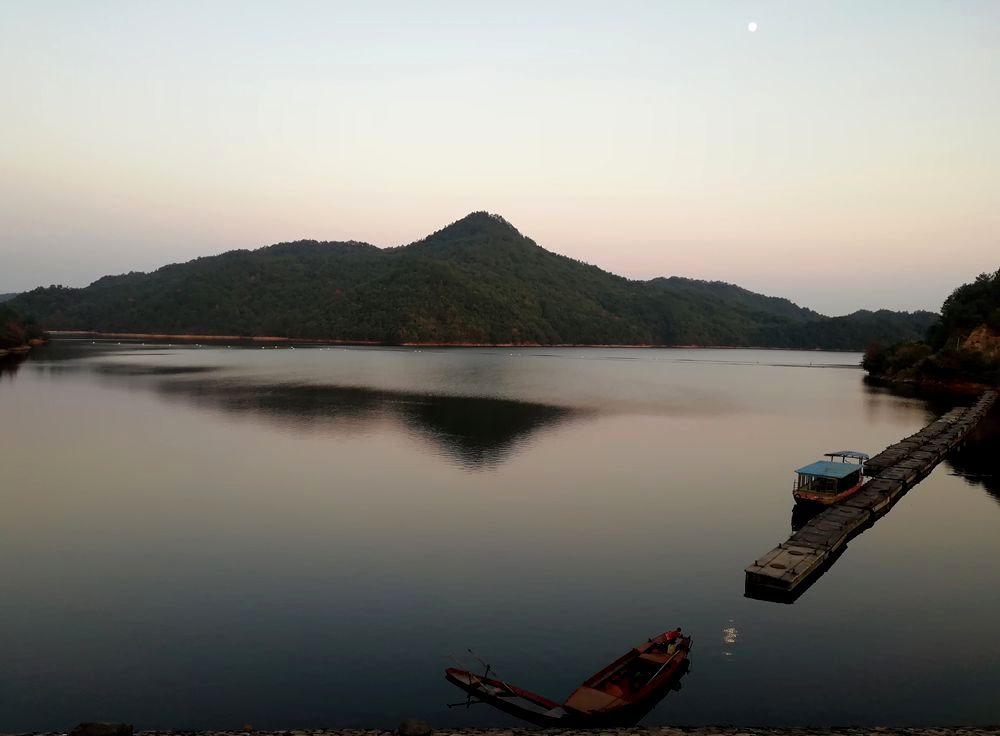 宁静湖面