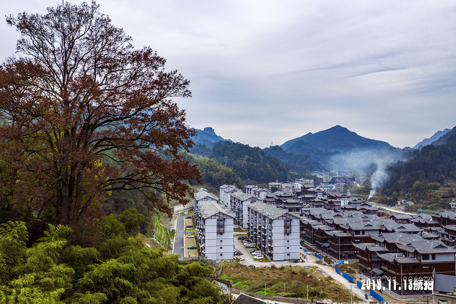 古枫下的景区移民安置点
