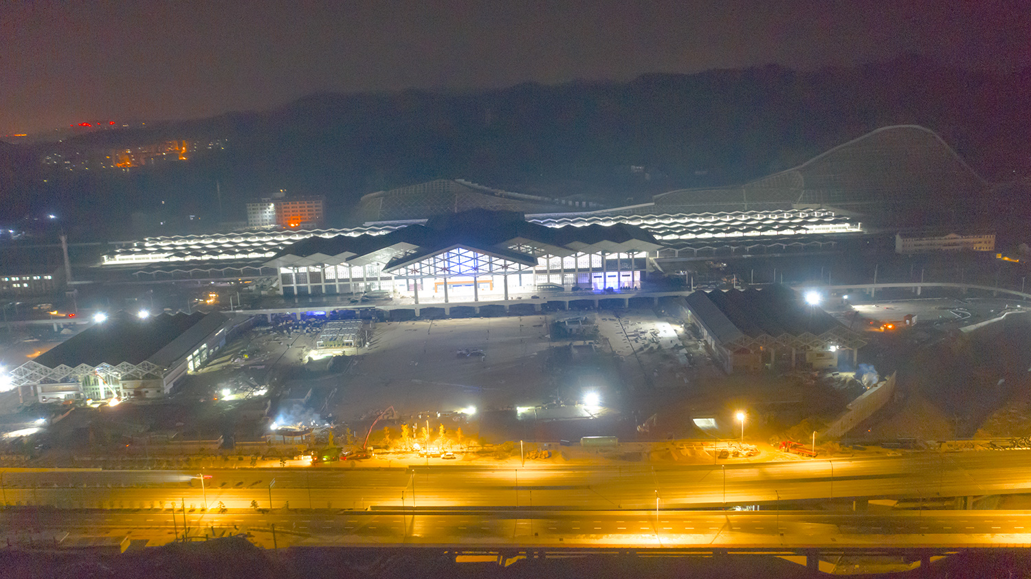 建设中的张家界火车西站夜景