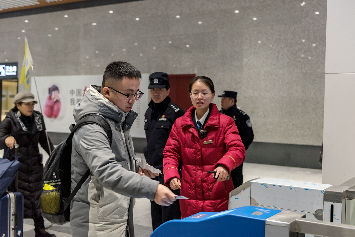 第一位出高铁站的乘客
