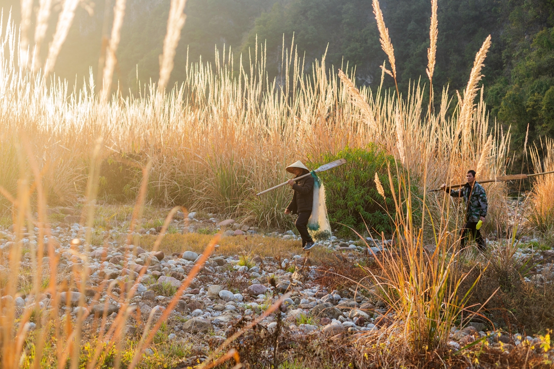 生活在茅岩河边上的人们