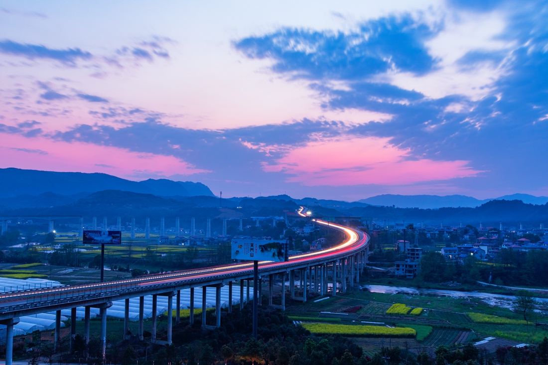 夜幕下的高速车流