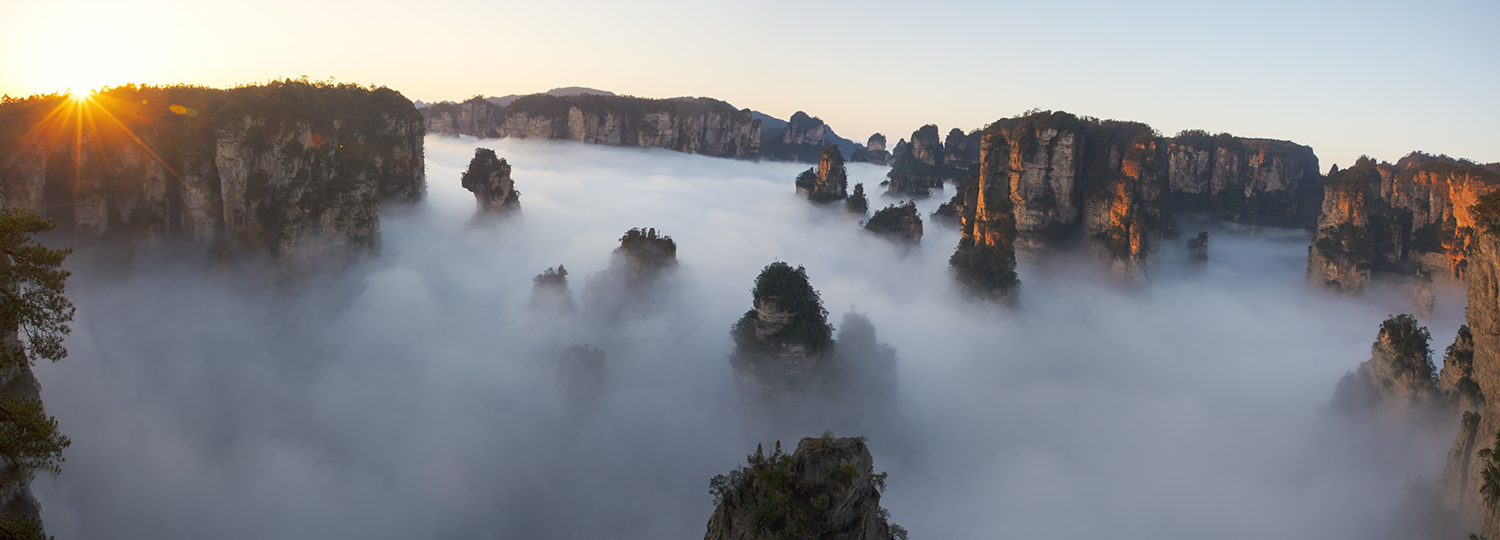 太阳出来照白岩