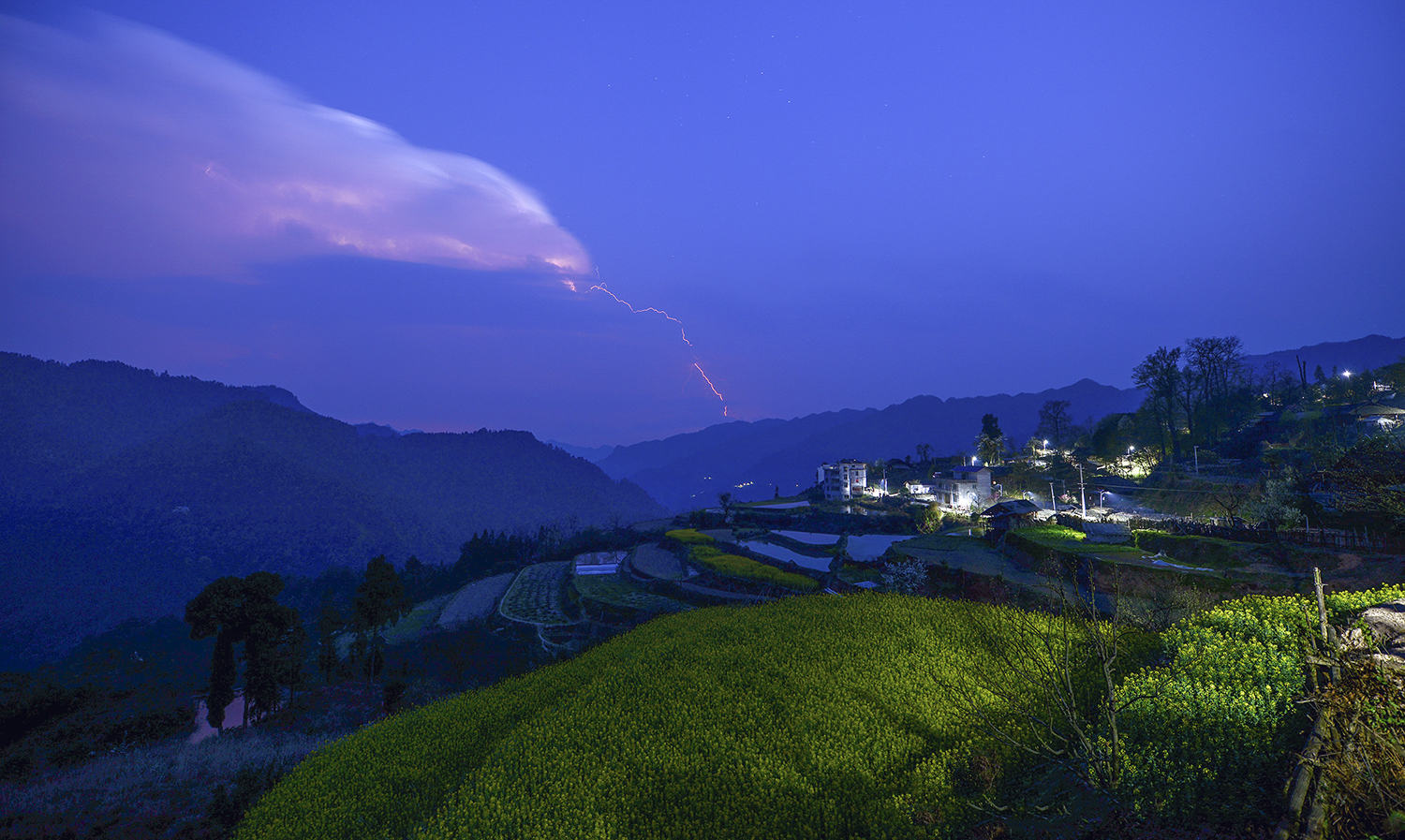 《暴风雨临前的雷电》