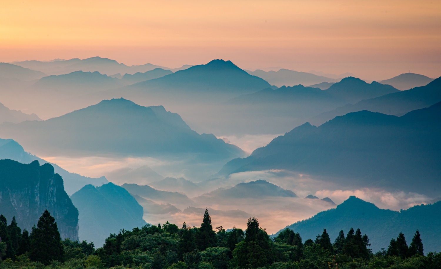 远山如黛云似水