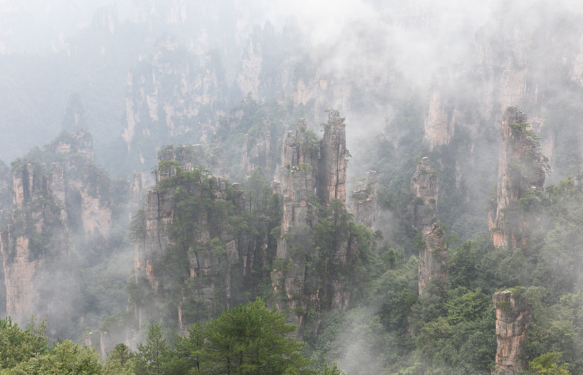 雾绕御笔峰