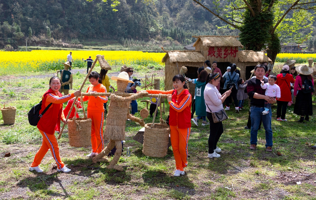稻草人是红土坪村民勤劳致富的真实显照