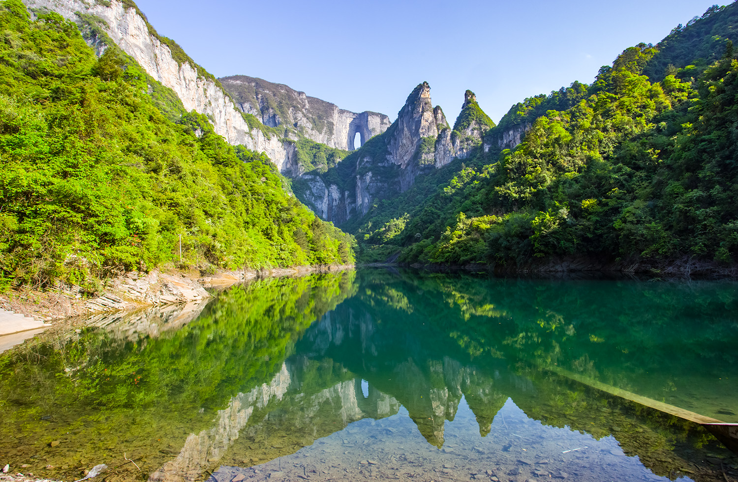 群峰倒影山浮水