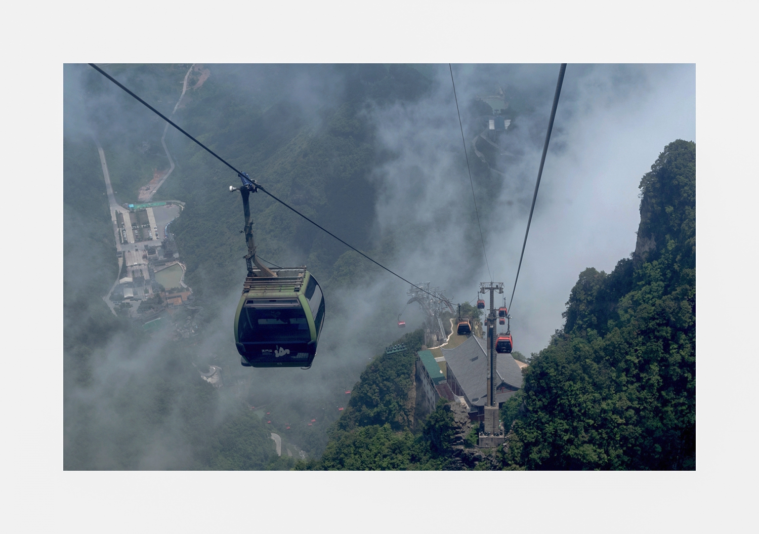 天门山索道在云雾中穿行
