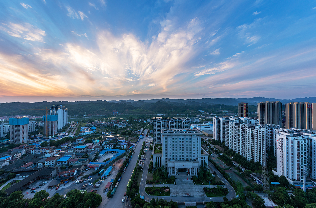 晚霞照新城