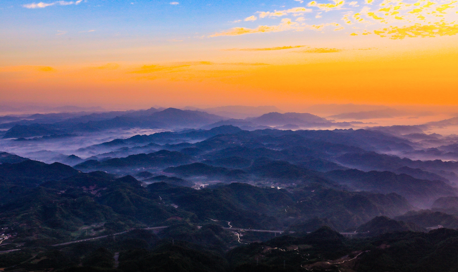 轻雾缭绕羊峰山