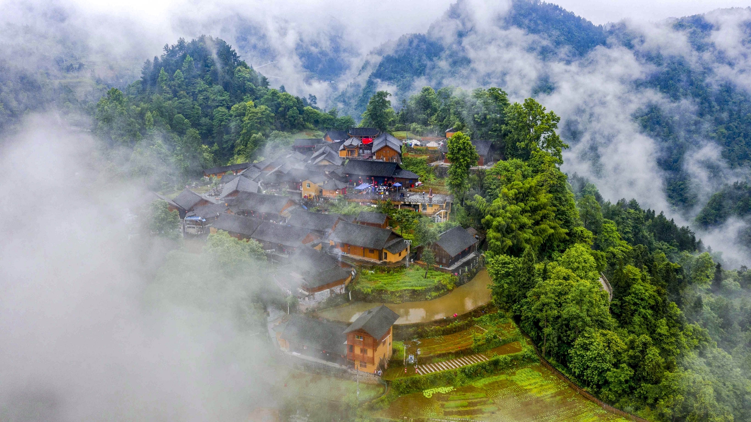 雾绕十八洞