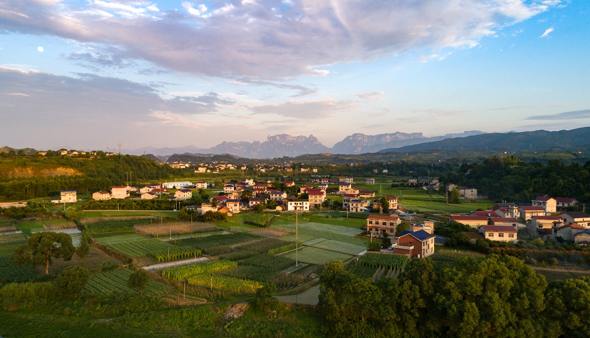 天门山下田园风光