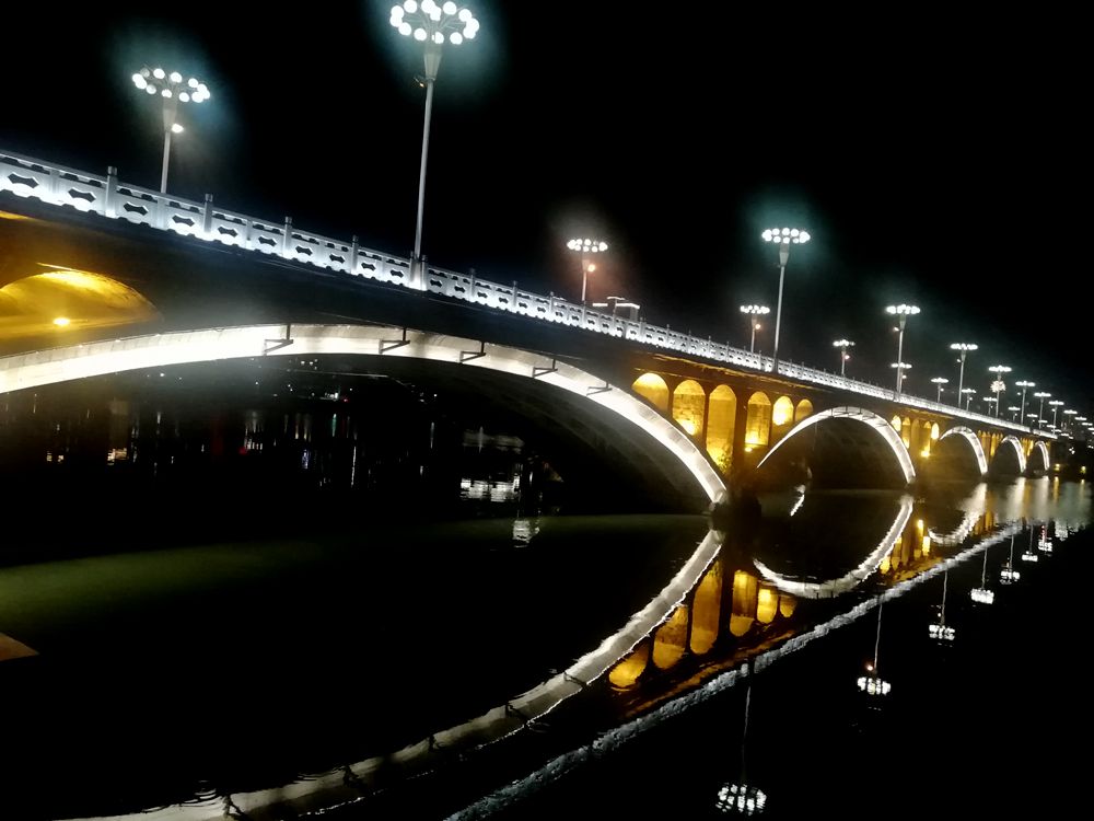 铁城夜色