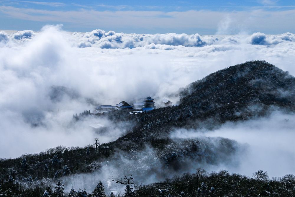 雾漫山寺