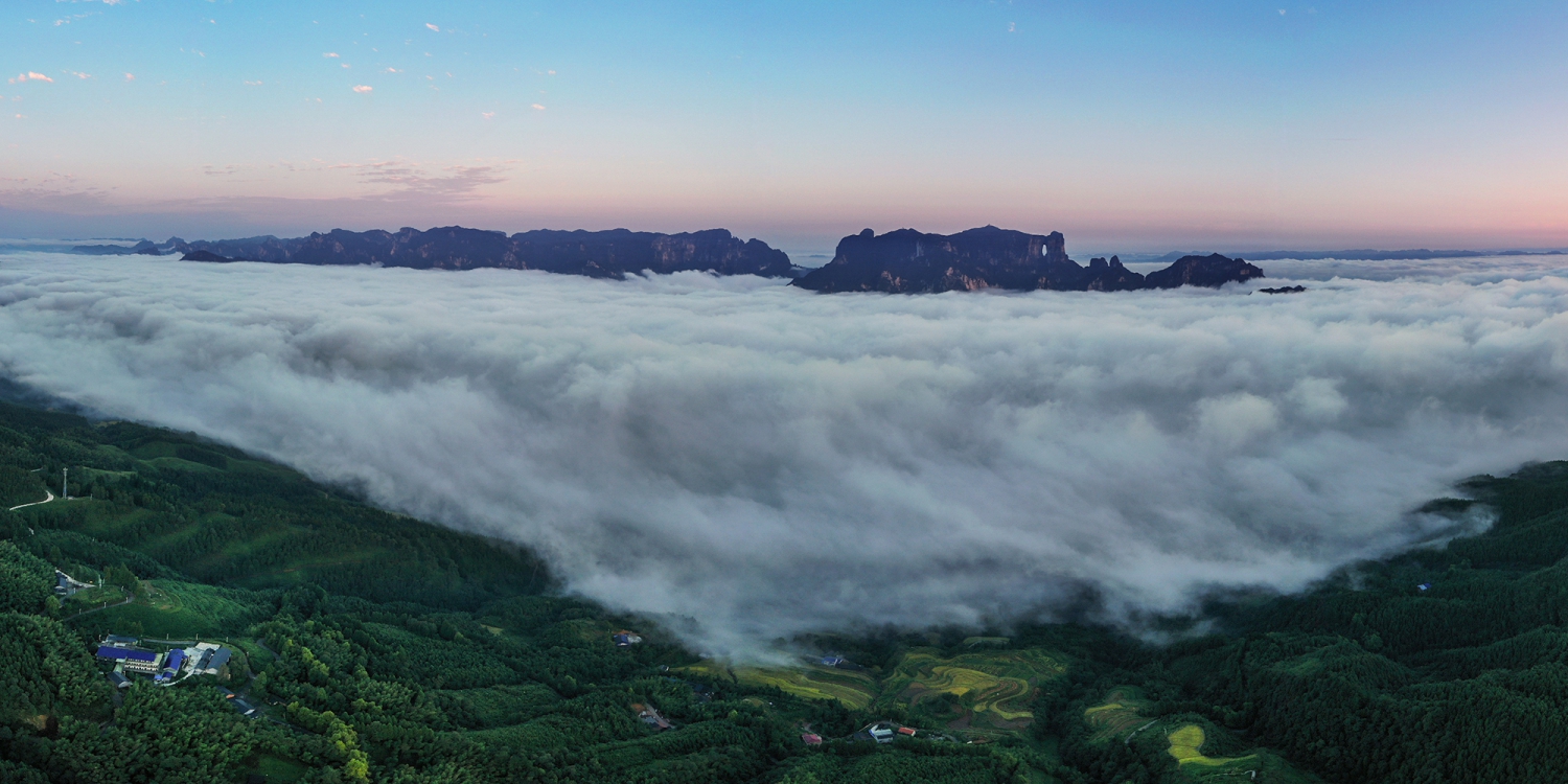 天门山下云海巨浪