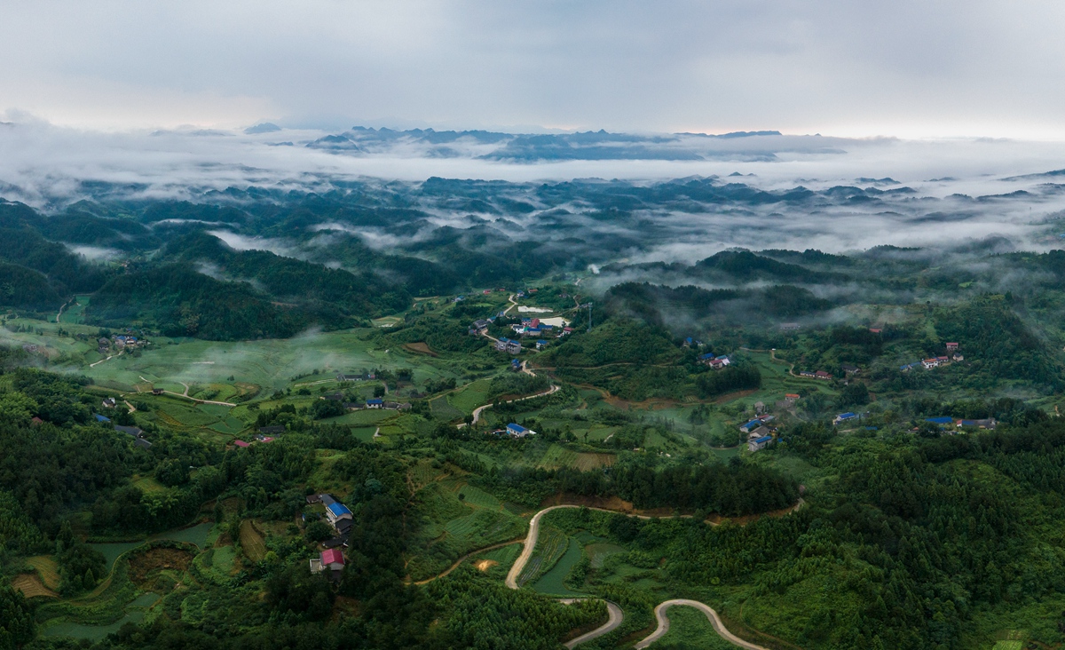 雨后小山村