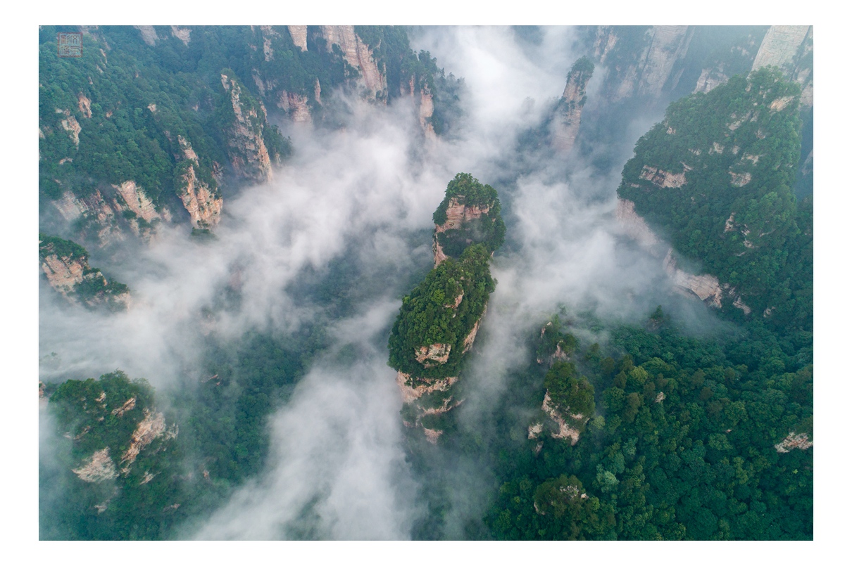 云雾缭绕金鞭溪